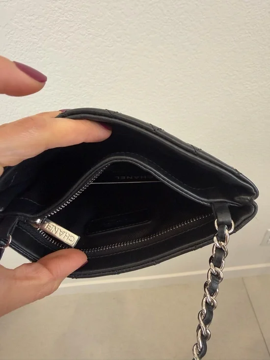 CHANEL Black Quilted. Calfskin Leather. Crossbody with CC coin. - Picture 3 of 4